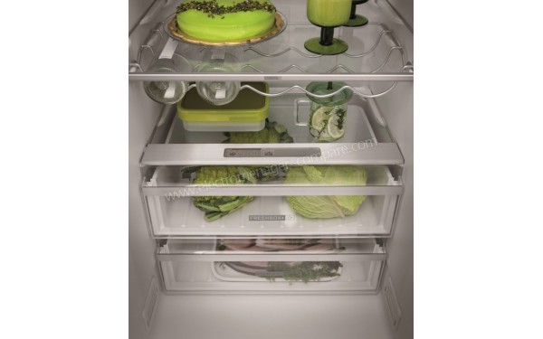 WHIRLPOOL W7921OOXH - Vue des &eacute;quipements de r&eacute;frig&eacute;rateur (cr&eacute;dit : Boulanger)