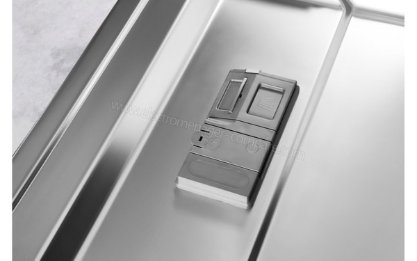 WHIRLPOOL WFC3B+26 - Vue du distributeur de d&eacute;tergent (cr&eacute;dit : Darty)