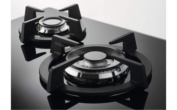 ZANUSSI ZGO68330BA - Zoom sur les foyers &agrave; gaz