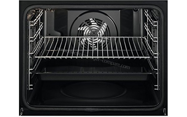 ZANUSSI ZOB65701XU - Vue de l'int&eacute;rieur avec accessoires