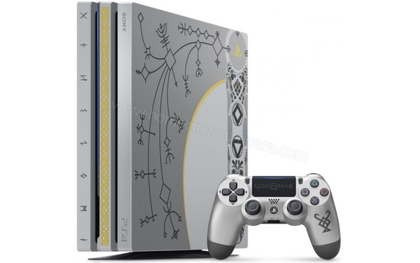 SONY PS4 Pro 1 To God Of War Edition Limit&eacute;e - Vue pos&eacute;e avec manette