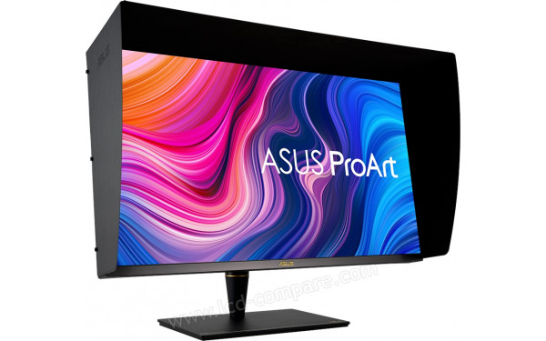 ASUS PA32UCX-P - Vue 3/4 gauche avec casquette fournie