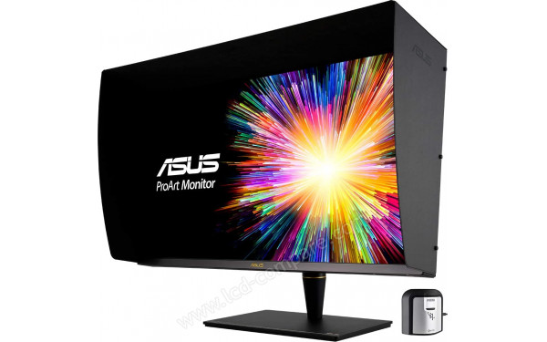ASUS PA32UCX - Vue 3/4 droite avec casquette (fournie) et sonde de calibration (non fournie)