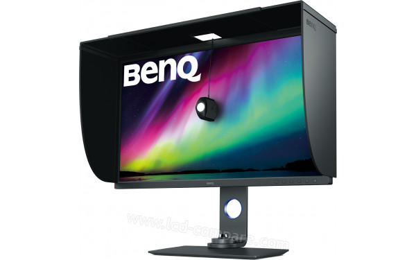 BENQ PhotoVue SW321C - Vue 3/4 droite avec cache anti-&eacute;blouissement et colorim&egrave;tre (non-inclus)