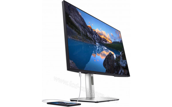 DELL U2421E - Vue 3/4 gauche en contre-plong&eacute;e avec connexion &agrave; un smartphone par USB-C (smartphone non fourni)