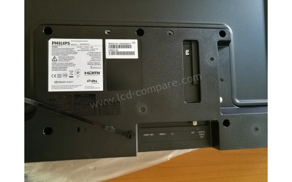 PHILIPS 32PHS4503 - Vue de l'arri&egrave;re avec les 2 points seulement de fixation (cr&eacute;dit : M. Renaudin)