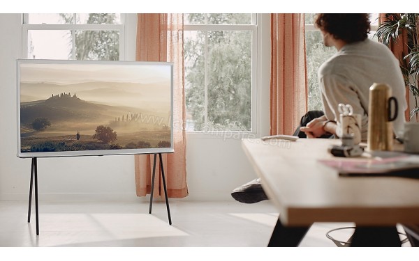 SAMSUNG The Serif 43LS01RA - Mise en situation