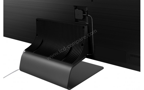SAMSUNG QE55Q95TALXXN - Zoom sur la partie basse arri&egrave;re avec fil qui d&eacute;porte la connectique