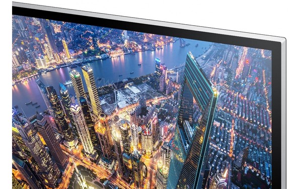 SAMSUNG U24E590D - Zoom sur le coin sup&eacute;rieur droit