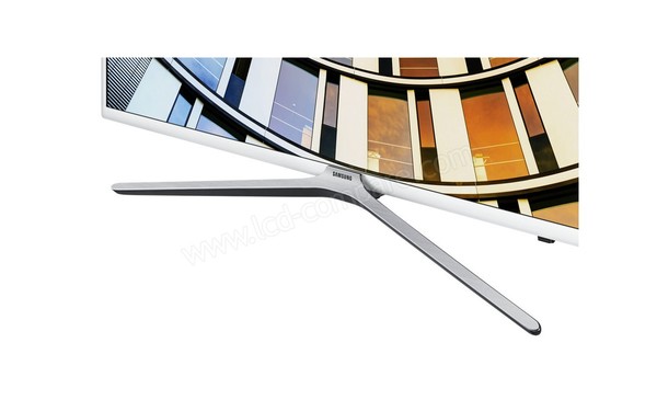 SAMSUNG UE43M5510AKXZT - Zoom sur la partie basse